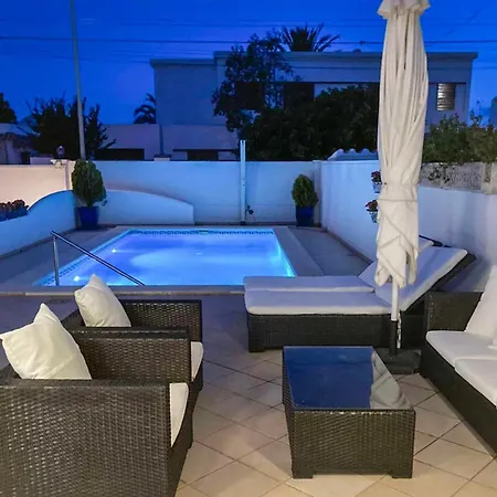 Charmante Avec Piscine Dans Les Canaux Villa Empuriabrava