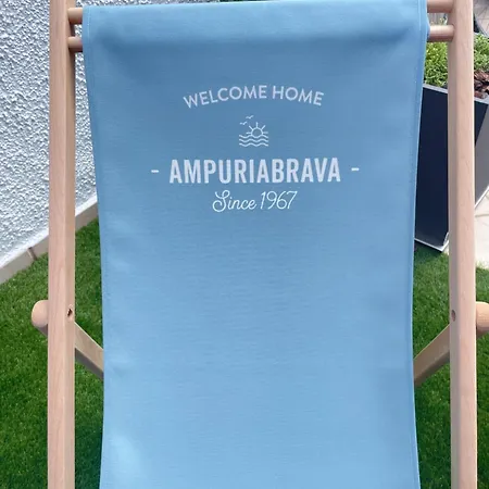 Charmante Avec Piscine Dans Les Canaux Villa Empuriabrava