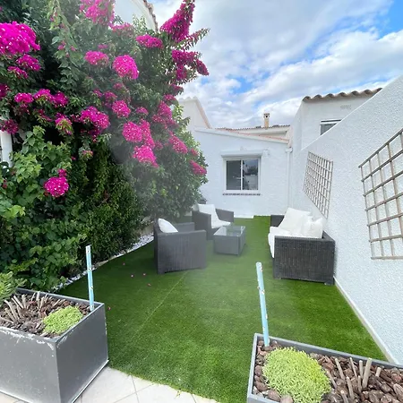 Charmante Avec Piscine Dans Les Canaux Villa Empuriabrava