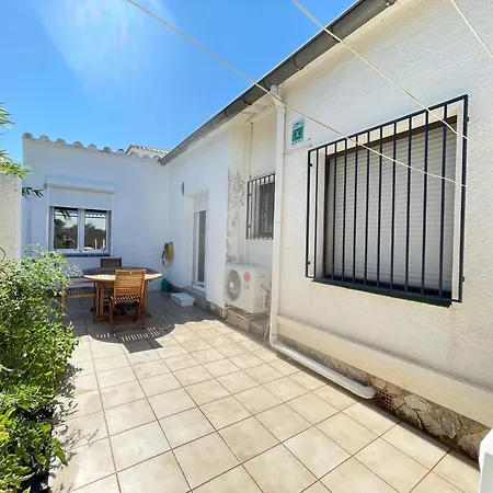 Charmante Avec Piscine Dans Les Canaux Villa Empuriabrava